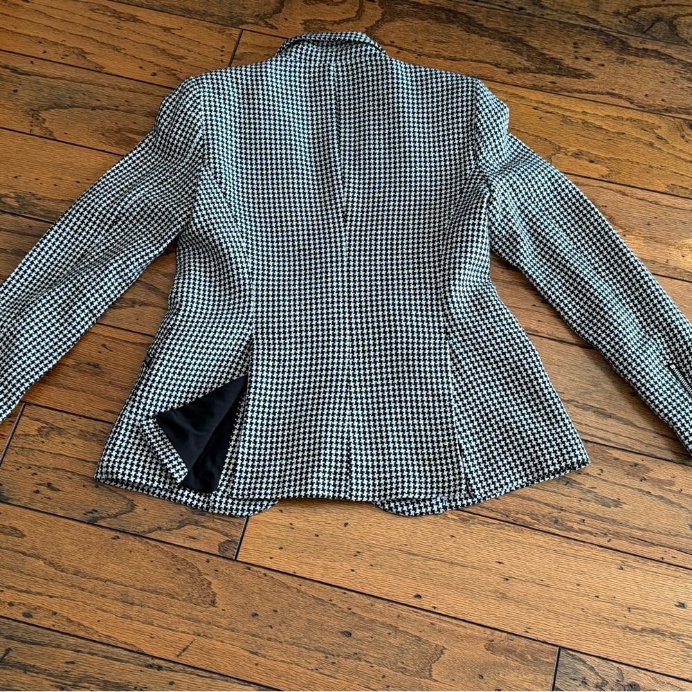 T Tahari Black and White Houndstooth Blazer - Picture 4 of 13